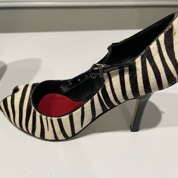 Lovely peep toed Nine West zebra heels - Picture 3 of 7